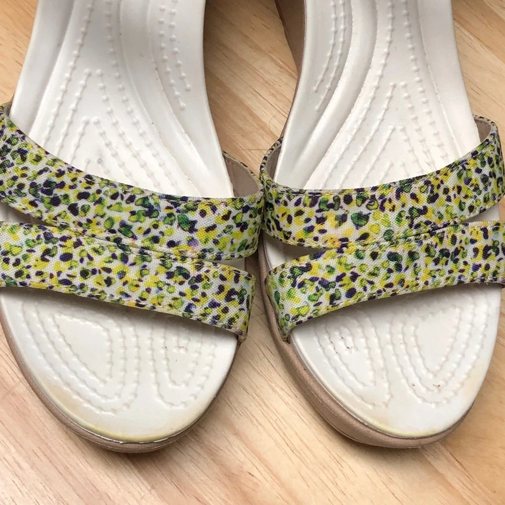Crocs Leigh II Wedge Sandals Women 8 US Ankle Strap Yellow Floral Comfort 202516